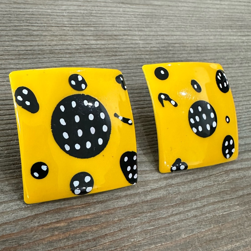 Vintage Yellow Polka Dot Earrings – 1980s Graphic Square Studs Statement Jewelry - Picture 5 of 7